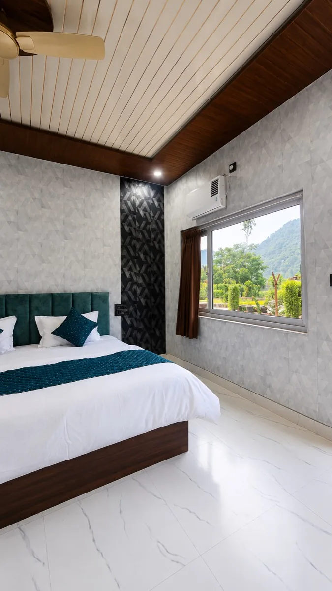 Deluxe room with a Himalayan mountain view